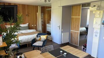 Iron/ironing board, WiFi, bed sheets