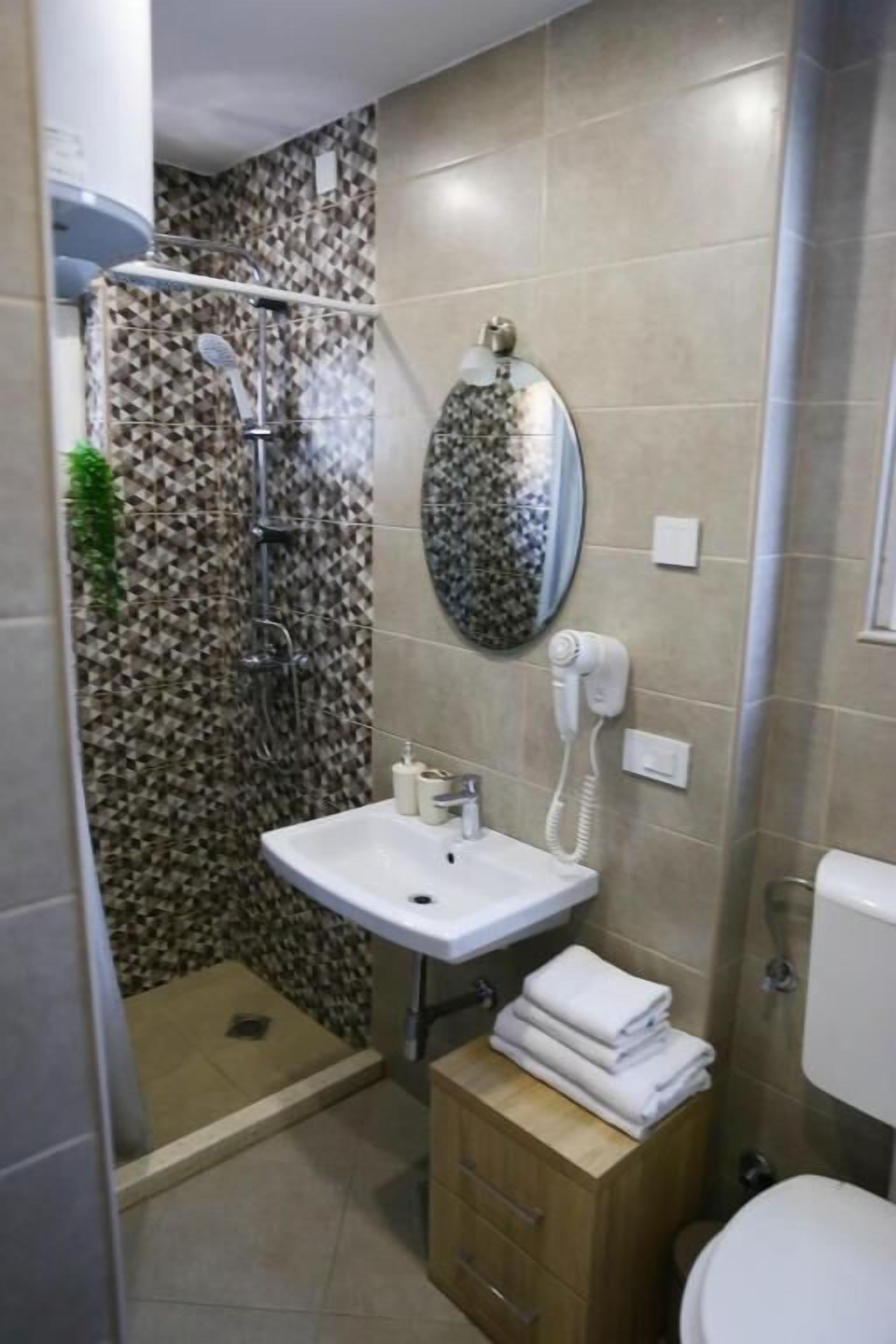 Basic Triple Room, Balcony, Garden View | Bathroom | Free toiletries, hair dryer, slippers, towels