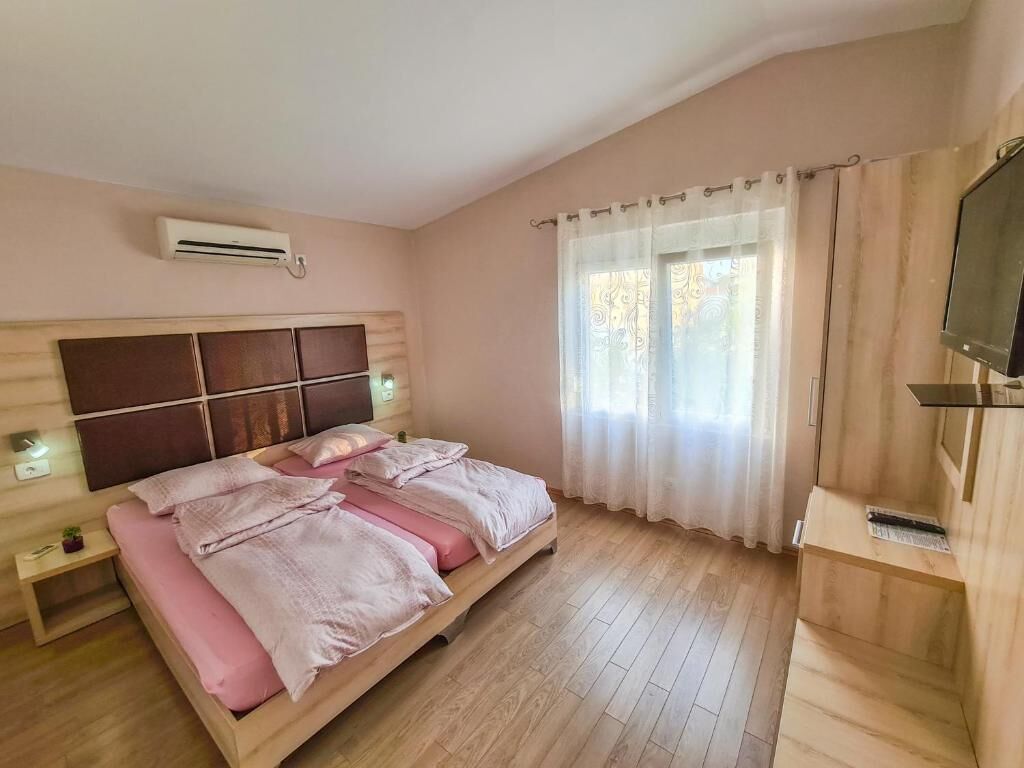 Luksus-loftsleilighet, hageutsikt | Skrivebord, skrivebord for bærbar PC, lydisolert og strykejern/-brett