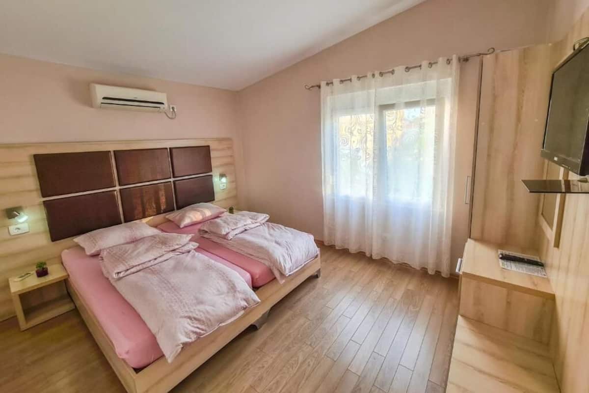 Luxury Penthouse, Garden View | Desk, laptop workspace, soundproofing, iron/ironing board