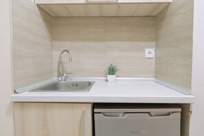 Deluxe Apartment, Garden View | Private kitchen | Full-sized fridge, microwave, oven, stovetop - La Hacienda (Ulcinj)