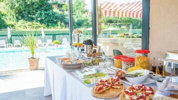 Free daily buffet breakfast