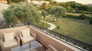 Deluxe Apartment, Garden View | Terrace/patio