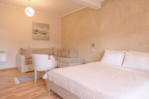 Desk, laptop workspace, soundproofing, iron/ironing board - La Hacienda (Ulcinj)
