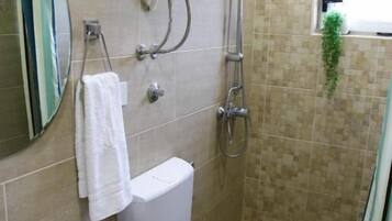 Doppelzimmer, Balkon, Gartenblick | Badezimmer