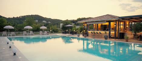 Poolside bar