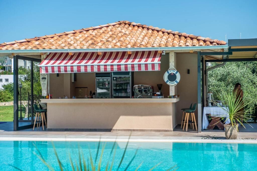 Una piscina al aire libre de temporada