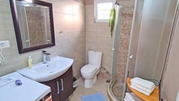 Luxury Penthouse, Garden View | Bathroom | Free toiletries, hair dryer, slippers, towels