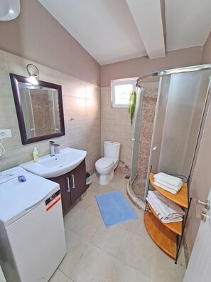 Luxury Penthouse, Garden View | Bathroom | Free toiletries, hair dryer, slippers, towels - La Hacienda (Ulcinj)