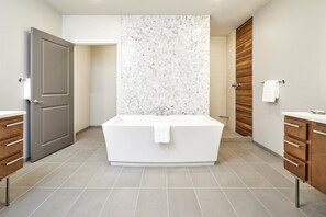 Haartrockner, Handtücher, Seife, Toilettenpapier