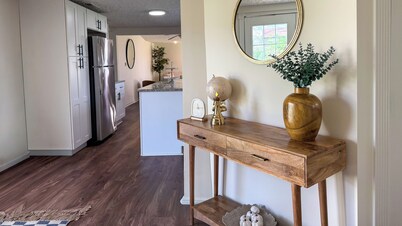 Renovated 4BR, Minutes to Airport, Spacious & Cozy