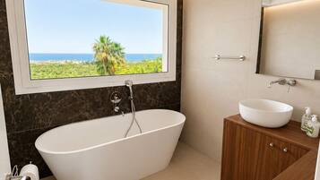 Classic Villa, Balcony, Sea View | Bathroom