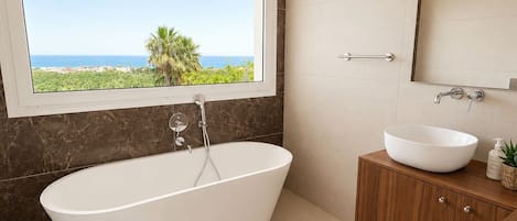 Villa Classique, balcon, vue mer | Salle de bain