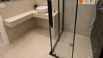 Classic Villa, Balcony, Sea View | Bathroom