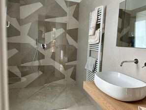 Shower, hair dryer, bidet, towels - Vrbo Property (Castellammare del Golfo)