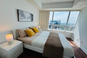 Iron/ironing board, WiFi, bed sheets - Luxury Condo In Toronto Golden Area 1Bd, 1Bath, Parking, Direct Access to Subway (Toronto)