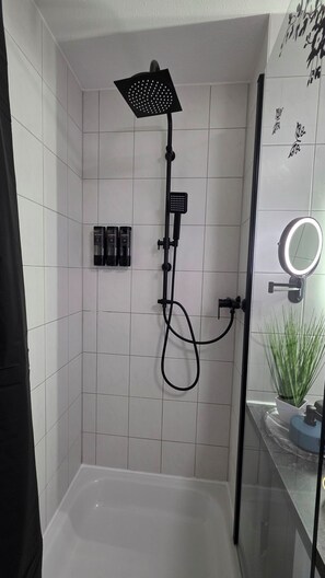 Doccia, asciugacapelli, asciugamani, sapone