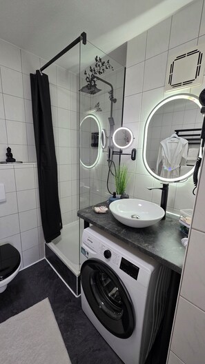 Shower, hair dryer, towels, soap - Apartment with high-quality furnishings and underground parking space in Burghausen. (Burghausen)