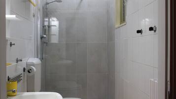 Dusche, Haartrockner, Bidet, Handtücher