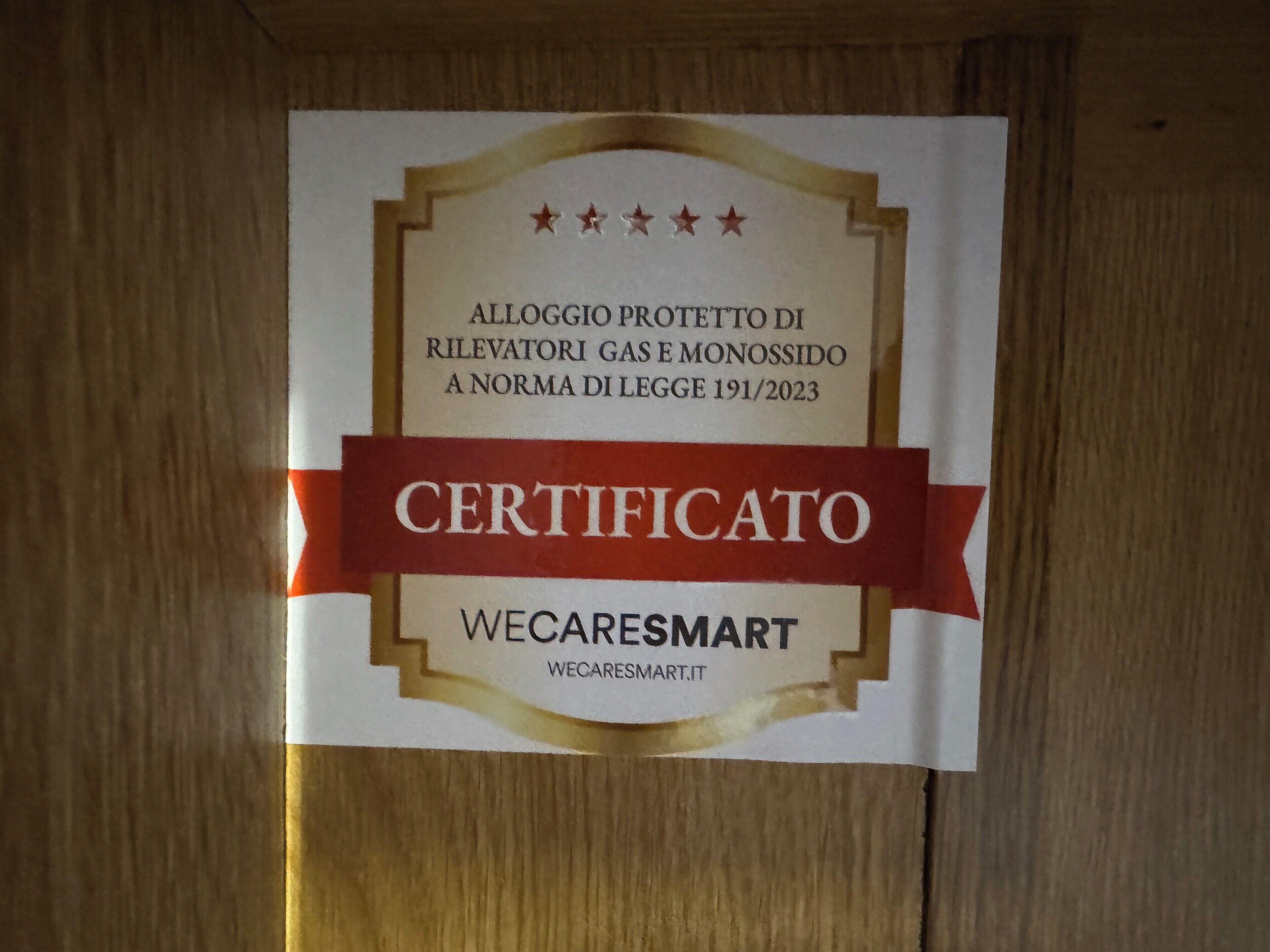 Un certificado con texto y un logotipo.
