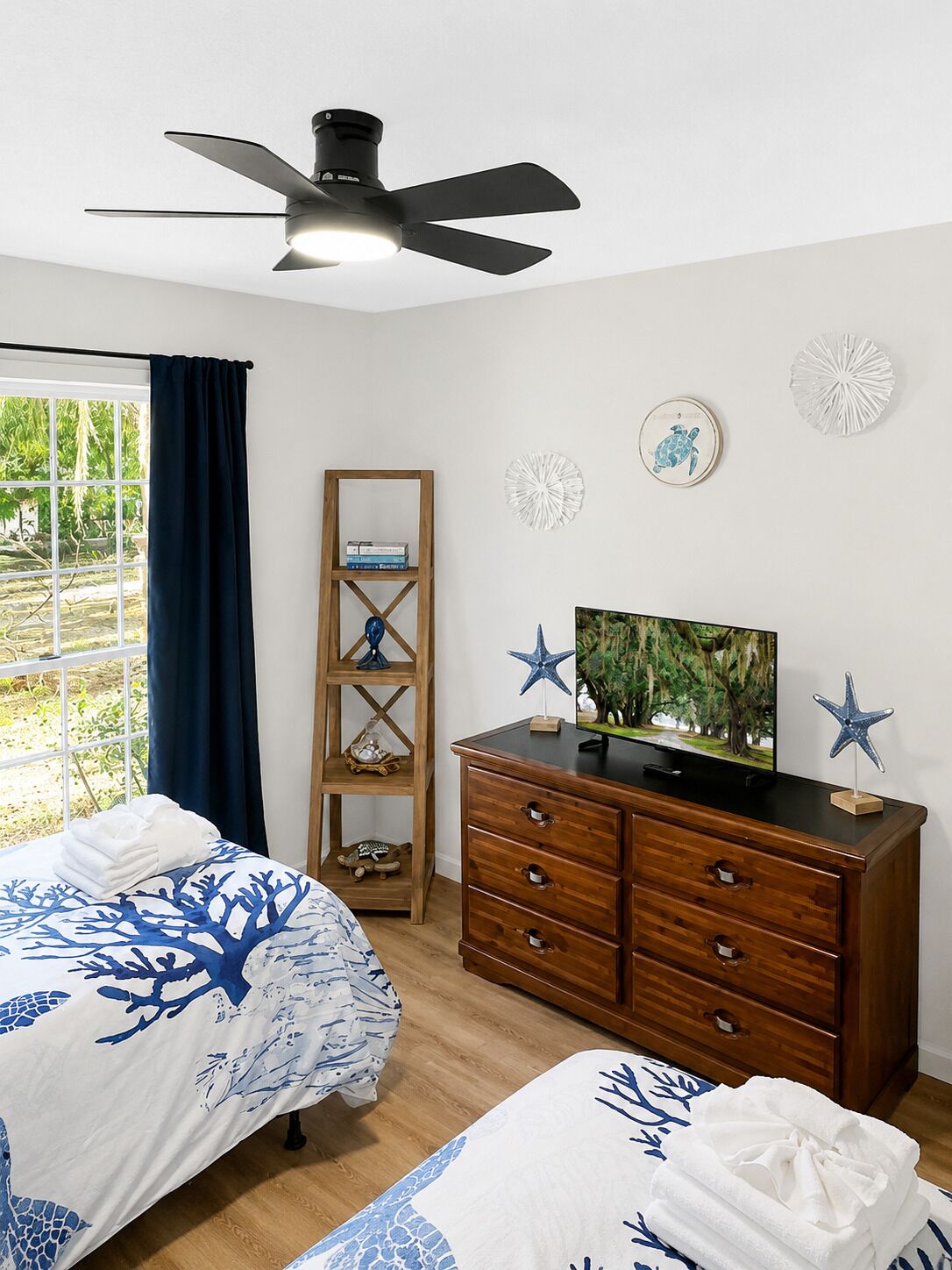 4 bedrooms, desk, iron/ironing board, travel cot