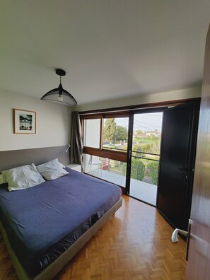 Cuna de viaje, wifi gratis y ropa de cama