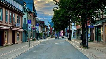 Eine Straße gesäumt von historischen Gebäuden, ein klarer Himmel und ein Fußweg.
