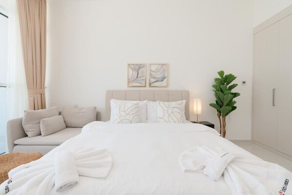 Classic Studio, 1 Queen Bed, Kitchenette, City View | In-room safe, free WiFi