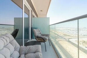 Classic Studio, 1 Queen Bed, Kitchenette, City View | Terrace/patio