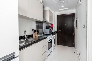 Premier Studio, 1 Queen Bed, Kitchenette, City View | Private kitchen