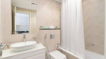 Classic Studio, 1 Queen Bed, Kitchenette, City View | Bathroom