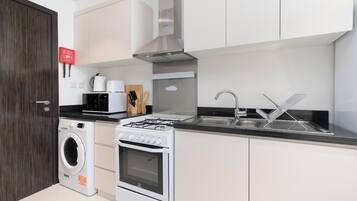 Classic Studio, 1 Queen Bed, Kitchenette, City View | Private kitchen