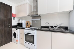 Classic Studio, 1 Queen Bed, Kitchenette, City View | Private kitchen