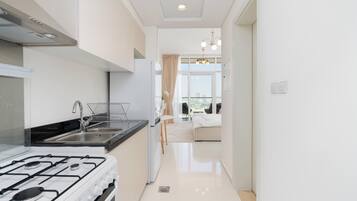 Classic Studio, 1 Queen Bed, Kitchenette, City View | Private kitchen