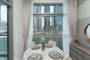 Apartamento superior, 1 quarto, cozinha, vista para a marina | Opções para refeição