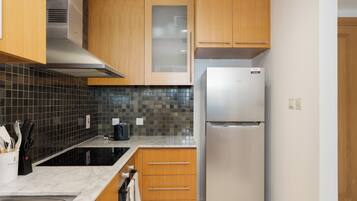 Apartemen Superior, 1 kamar tidur, pemandangan marina | Dapur pribadi | Lemari es besar, oven, kompor, dan peralatan masak/sendok-piring