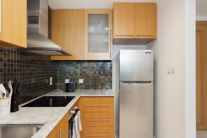Superior Apartment, 1 Bedroom, Marina View | Private kitchen | Full-size fridge, oven, stovetop, cookware/dishes/utensils - Gala Guests - Iris Blue Living (Dubai Marina)