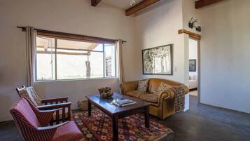 House, 2 Bedrooms, Private Pool | Living room | Books