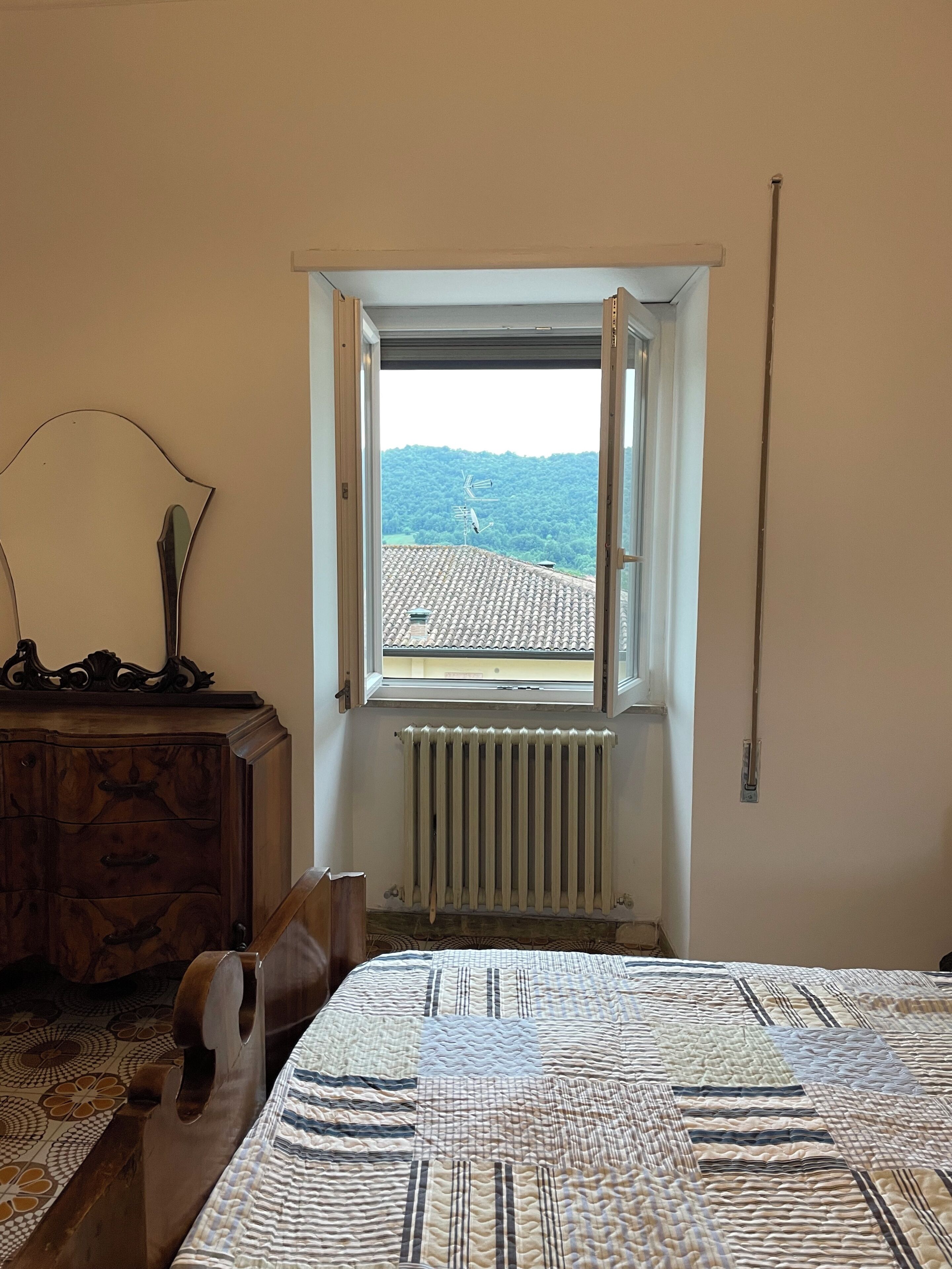 Iron/ironing board, bed sheets