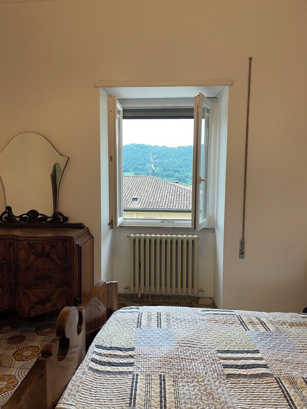 Iron/ironing board, bed sheets