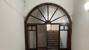 A hallway with a tiled floor, an arched doorway, and a staircase leading to another room. - MaVi House, in the heart of Lazio (Arce)