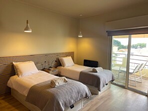 Tabla de planchar con plancha, wifi y ropa de cama 