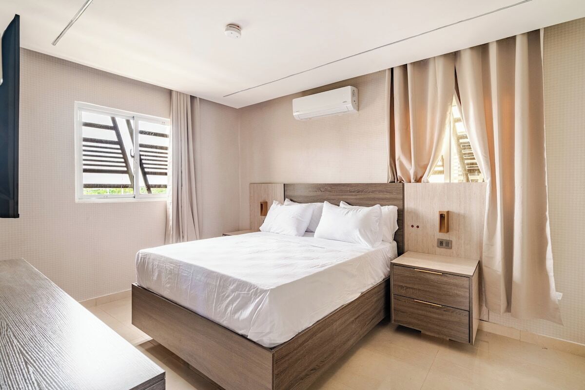 Tabla de planchar con plancha, wifi y ropa de cama 