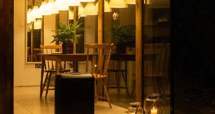 The Nook
Cosy pet friendly get away in the heart of the Cotswold Lakes