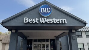 Entrada de un hotel Best Western con un llamativo logotipo azul y el nombre 'Best Western' exhibido en la fachada.