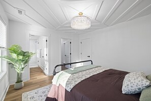 3 habitaciones, tabla de planchar con plancha, wifi y ropa de cama 