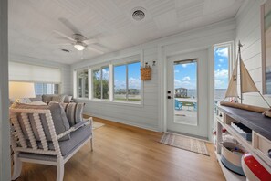 Living area - Blue Canoe Waterfront Retreat (Ocklawaha)