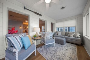 Living area - Blue Canoe Waterfront Retreat (Ocklawaha)
