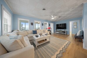Living area - Blue Canoe Waterfront Retreat (Ocklawaha)
