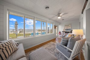 Living area - Blue Canoe Waterfront Retreat (Ocklawaha)